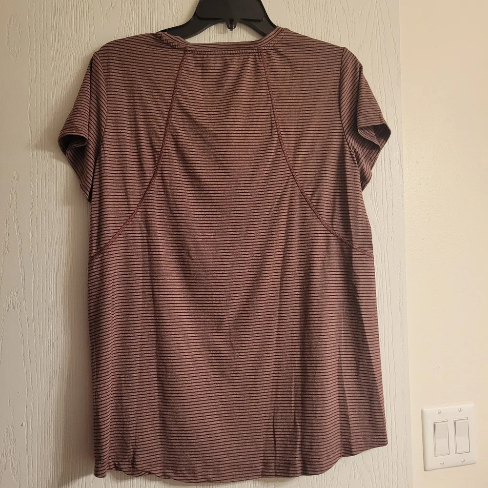 🟣 Burgundy Ascend Vneck - Picture 4 of 8